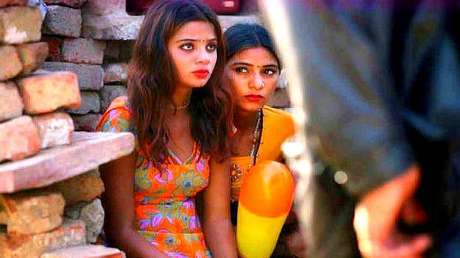 印度女性上厕所从来不用纸,那方便完用啥?看到厕所后明白了