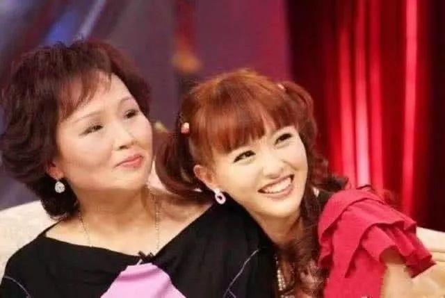 唐嫣妈妈与婆婆照片曝光差距十分明显罗晋的压力很大