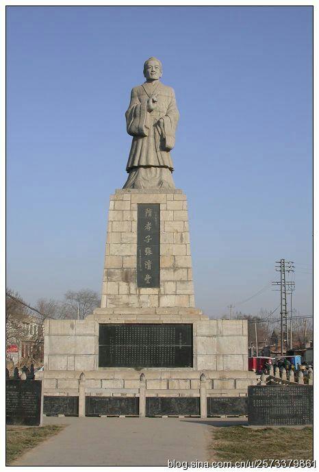 紧挨着清丰厅便是张清丰的石像,它们一直都伫立在所有清丰人心中,让