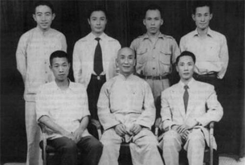 叶问葬礼现场老照片:李小龙穿布鞋祭奠,武术界各大门派泰斗云集