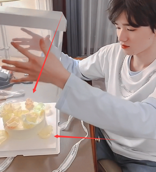 宋亚轩过生日谁看清工作室给买的蛋糕款式这辈子没这么无语过