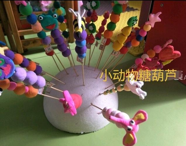 糖葫芦》 准备材料:橡皮泥若干,一次性筷子若干,枯草一把(可用卡纸