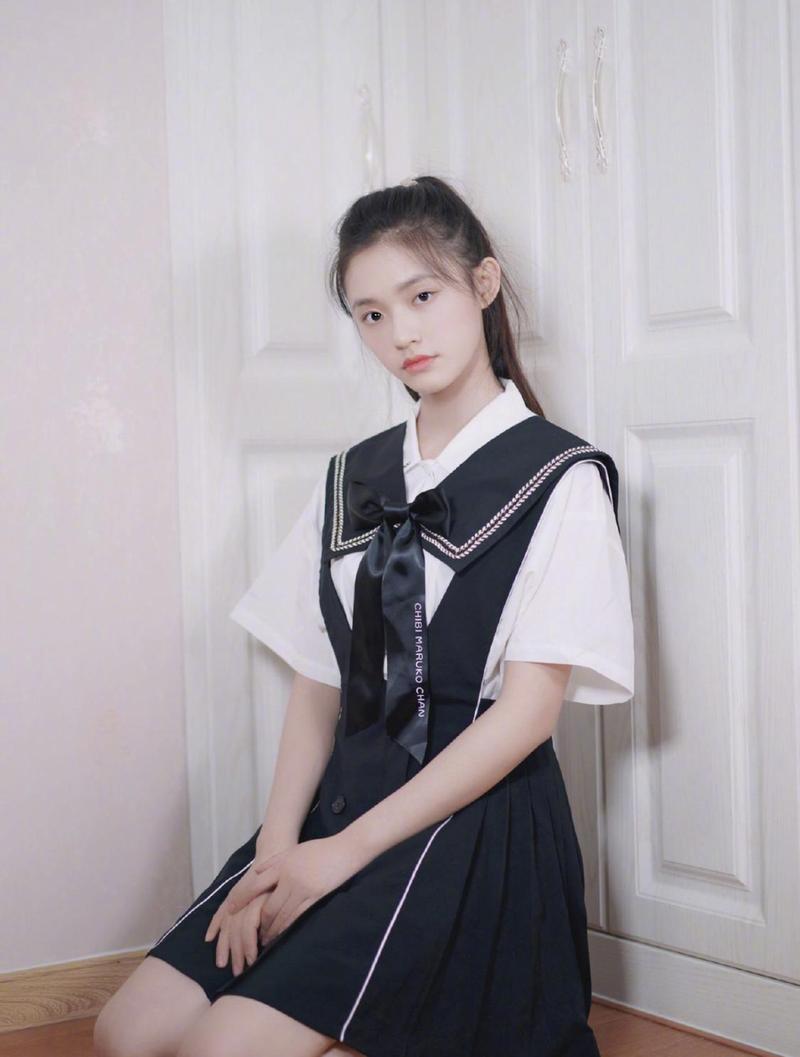 林允蝴蝶结甜笑靓丽写真26