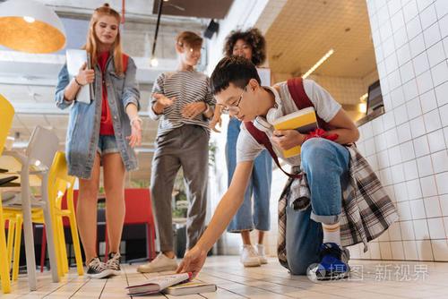 一群小学生嘲笑他们的同学