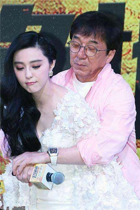 《绝地逃亡》见面会,成龙大哥手把手教范冰冰"防狼术",冰冰欣然接受