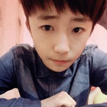 90后的清新帅气男孩