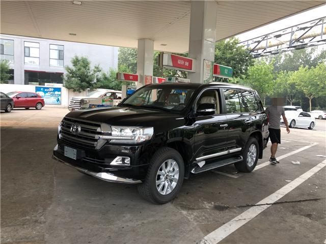 黑色的兰德酷路泽了解一下,比白色的贵好几万,路上很少见!