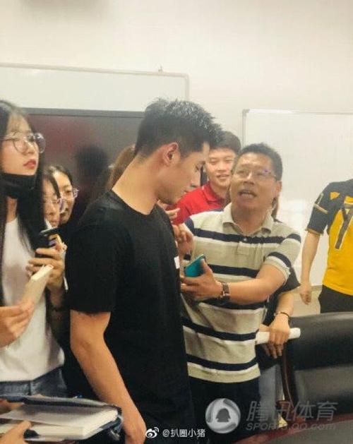 张继科天津科技大学毕业答辩引围观 被赞:神仙侧颜