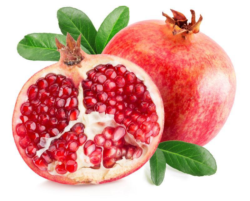 白色背景上的新鲜石榴
