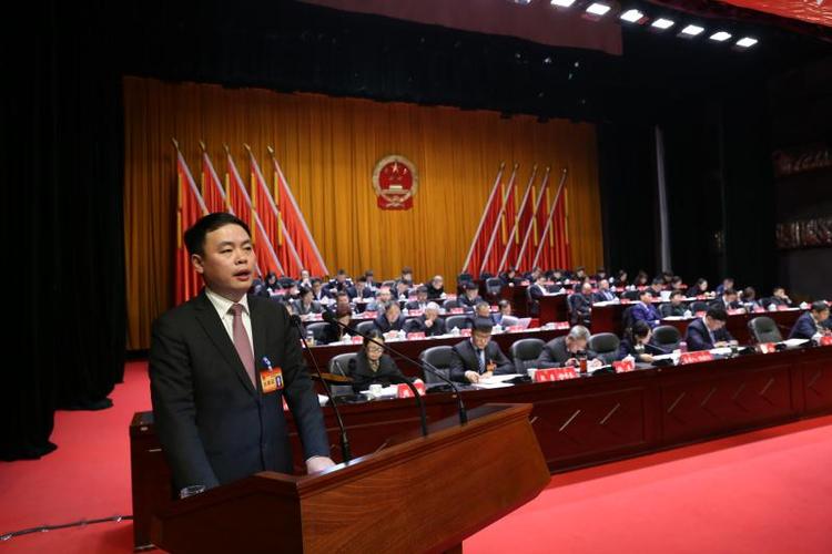 云岩区委副书记,云岩区政府代理区长王黔作《云岩区人民政府工作报告