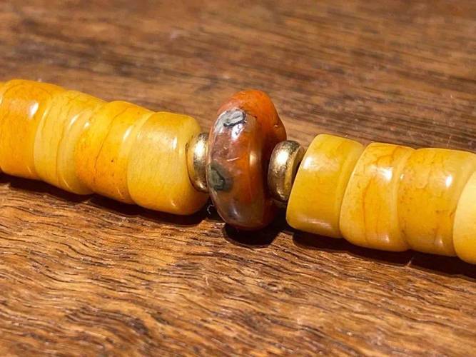 此串老羚羊骨佛珠保存良好,共108粒主珠搭配南红玛瑙隔珠,以及同质老