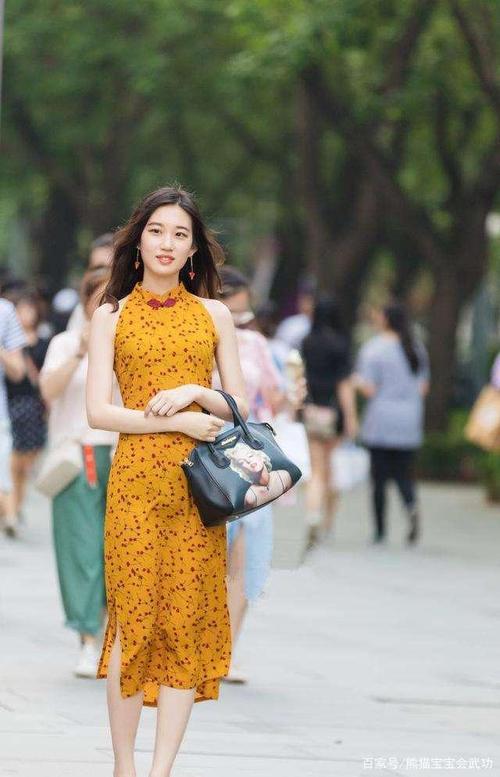 潮流前沿 时尚街拍 青春靓丽的小姐姐们走在街上就是