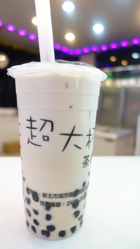不是开玩笑的哦,这家奶茶店的名字就叫做【超大杯】,不是一个形容词