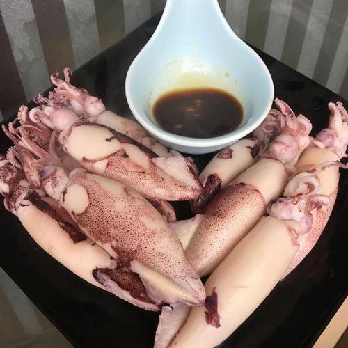 原料:笔管鱼,辣根,蒸鱼豉油,清水,食盐. 做法步骤