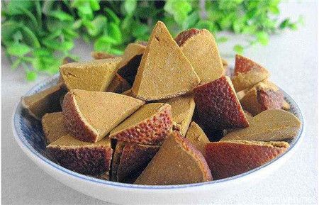 化橘红别名为柚皮橘红,化州橘红,该品为芸香科植物化州柚的未成熟或近