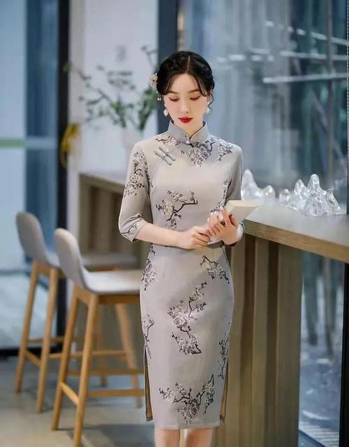 秋天穿旗袍蕴藏在岁月里的女人味学会这样穿搭美得惊艳时光