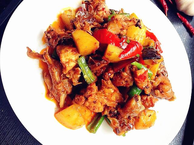  p>土豆烧鸡是一道传统的汉族 a href="#" data-lemmaid="6645">家常