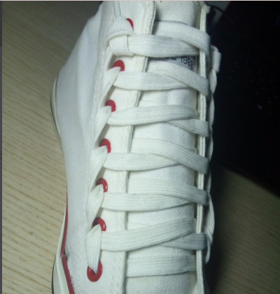 5,最后多余下来的鞋带塞到里面打结处理,这样可以形成一个梯形结不会