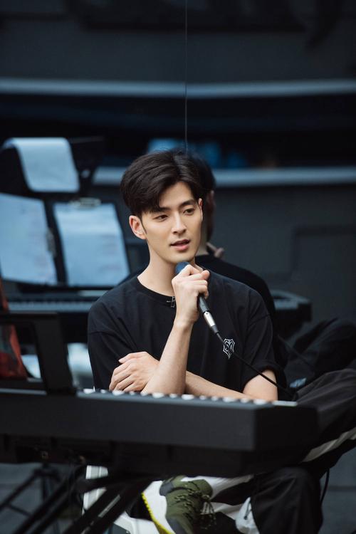 《披荆斩棘的哥哥》李承铉挑战吉他弹唱 携张淇李铢衔