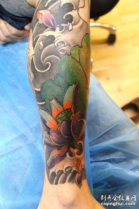 小腿精美的荷花纹身图案