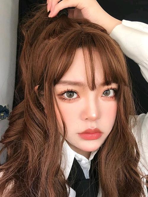 搭配棕橘色妆容真的好日系女孩耶~有种益若翼和angelababy早期的感觉