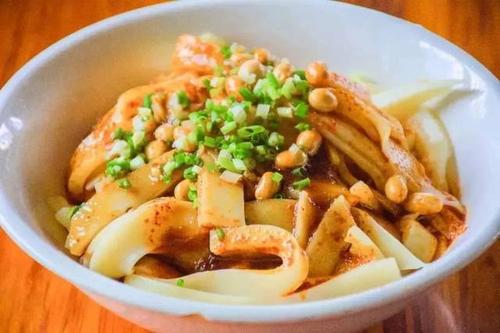 来到鸭溪有一种不得不吃的美食,那就是鸭溪凉粉,而鸭溪凉粉又以徐大娘