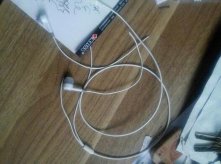 救帮忙p下图 将这个耳机p上那个剪掉的耳机上 弄得好像那个耳机变剪掉