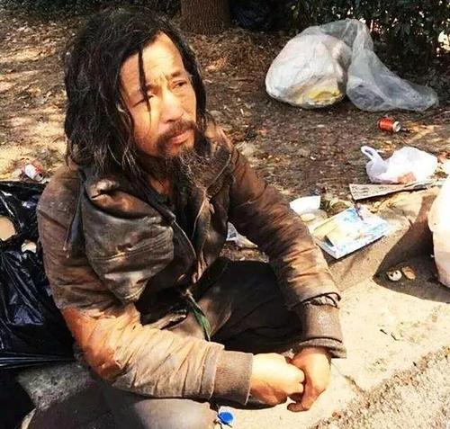 "流浪大师"沈巍曾衣衫褴褛,如今生活却发生翻天覆地的