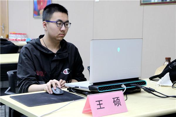 图说:在上海赛区比赛的王硕晋级八强 上海棋院供图今天下午,本届马桥