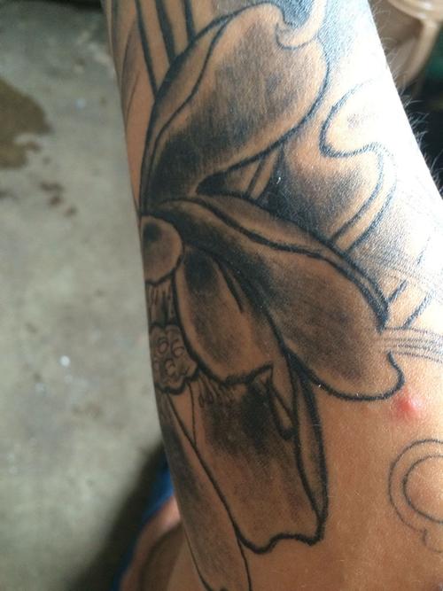 我纹身的线条凸起,怎么回事是增生了么,我纹身以后我挺保护纹身的就是