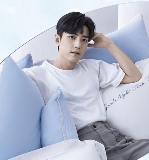 肖战新代言官宣!宣传海报迎来惊喜,肖战光脚了