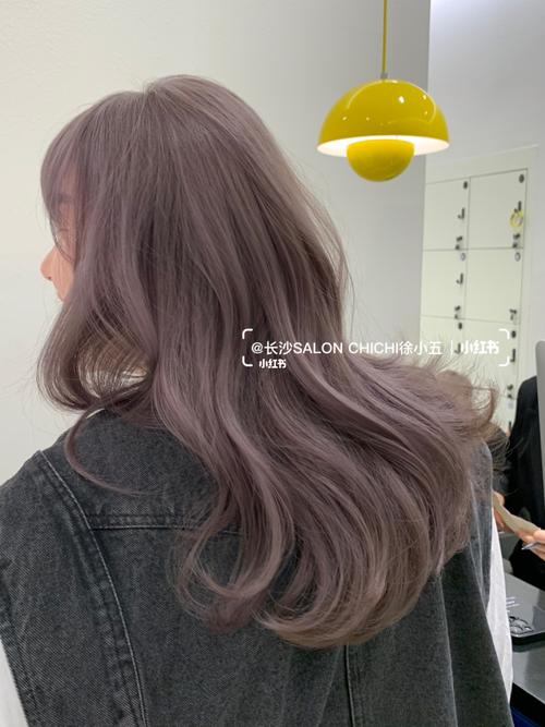 掉色后都好看的奶茶紫灰色,夏季发色推荐_发色_掉色_夏季发色_显白_紫