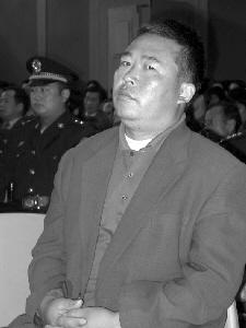 早晨9时起,富平县董天运,丁叔亮涉黑案的21名被告被陆续押上法庭,接受