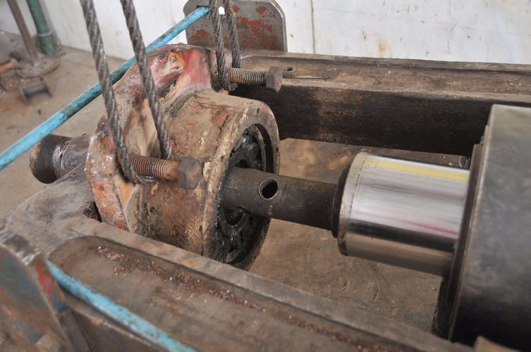 安装队青工革新小组改进曲柄液压拔力器在原来单一拆卸抽油机曲柄