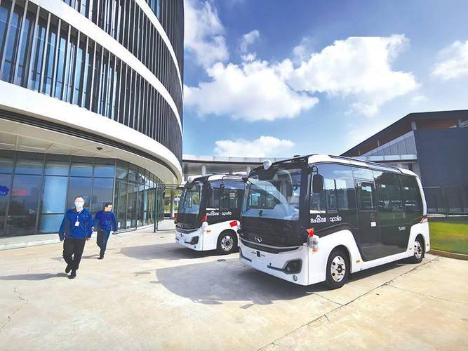 "无人驾驶"公交车亮相