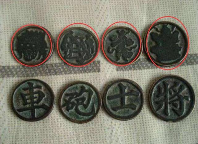 原创四川出土30枚北宋青铜象棋,网友:不分黑红方?考古专家:看背面