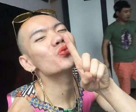 网红为了博眼球什么都敢做,恶搞路人和男扮女装,一个比一个傻