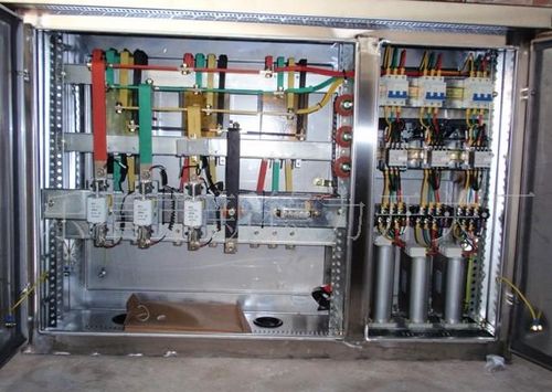 配电板是在一块电木板上布置插座,开关,继电器等电气元件的简易配电屏