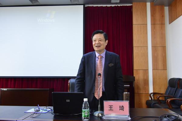 他说首先感谢王琦教授的精彩讲座,他指出,要解决中医药事业发展的瓶颈