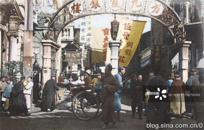 游客登上海市渡轮的场景民国时期,百老汇大厦前的街景民国时期,上海