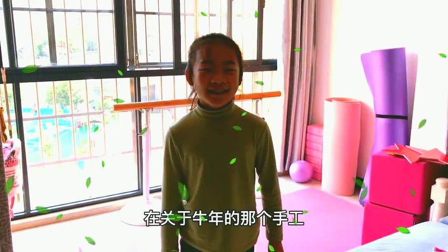 小祎诺和妈妈合作完成寒假手工作业,一个剪纸,一个写对联!