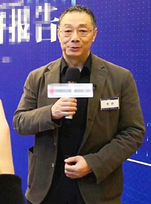 李铁比张泉灵大18岁,两人在工作中相识,于2000年结婚.