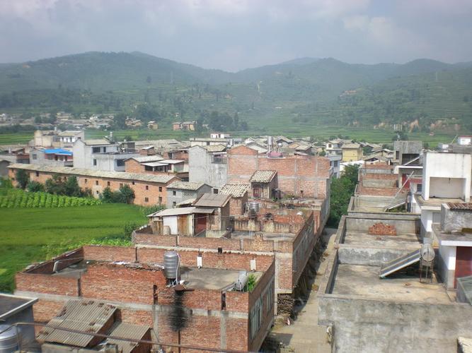 下西山村隶属于云南省玉溪市红塔区大营街镇常里村委会.