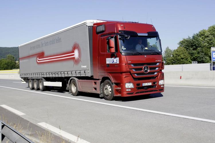 全球销量超140万五代车型均获年度最佳卡车奔驰actros卡车迎来自己