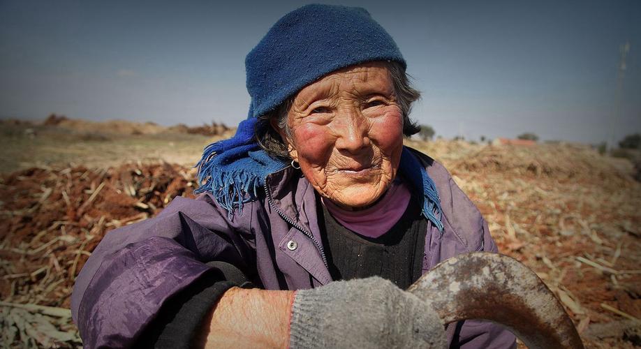 一组生活在农村里的老人肖像照,每张照片都有故事