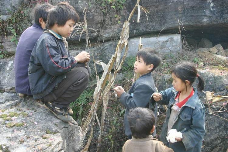 标题:贫困山区里的儿童