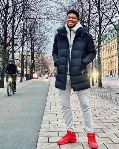 生活!笑容!字母哥社媒分享瑞典度假照