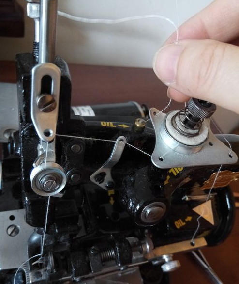 三线锁边机的穿线和上针方法