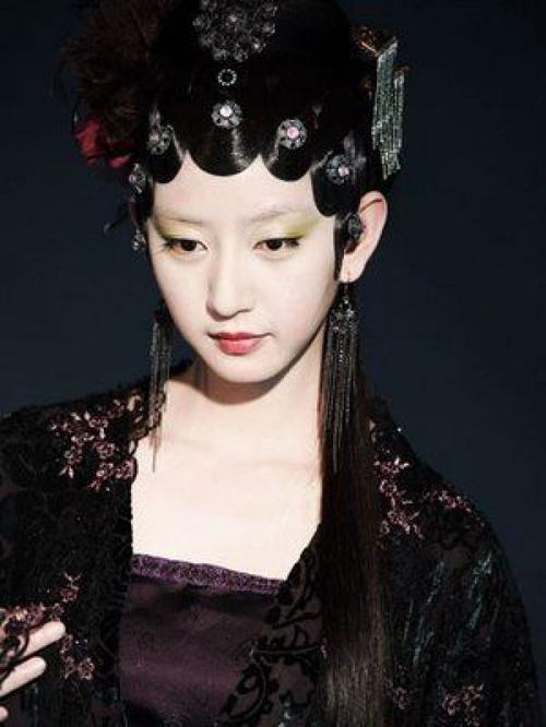 新版红楼梦 唐一菲饰秦可卿 秦可卿本是被弃于养生堂的孤儿,她从抱养