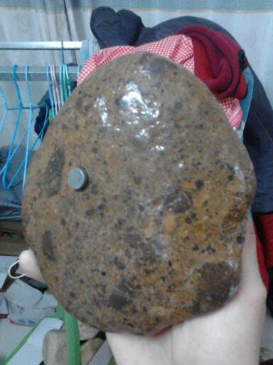 请问这块是什么陨石?用水冲过才显得光滑的,谢谢大师签别了!